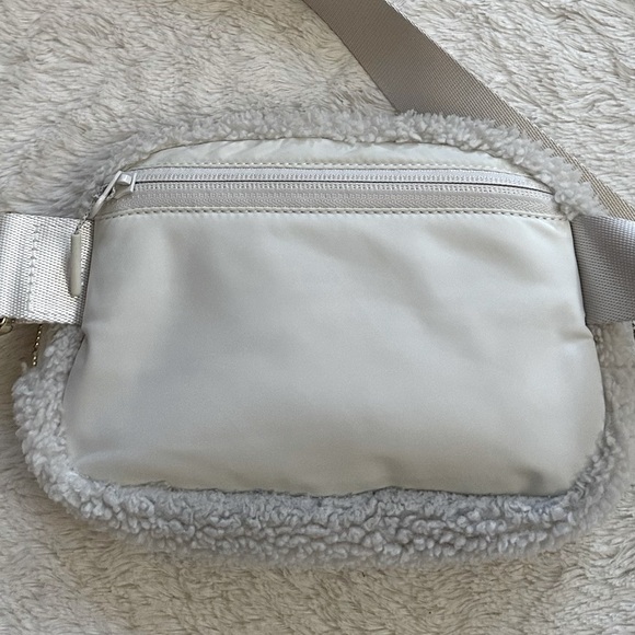 Lululemon Everywhere Fleece Belt Bag - Picture 9 of 16
